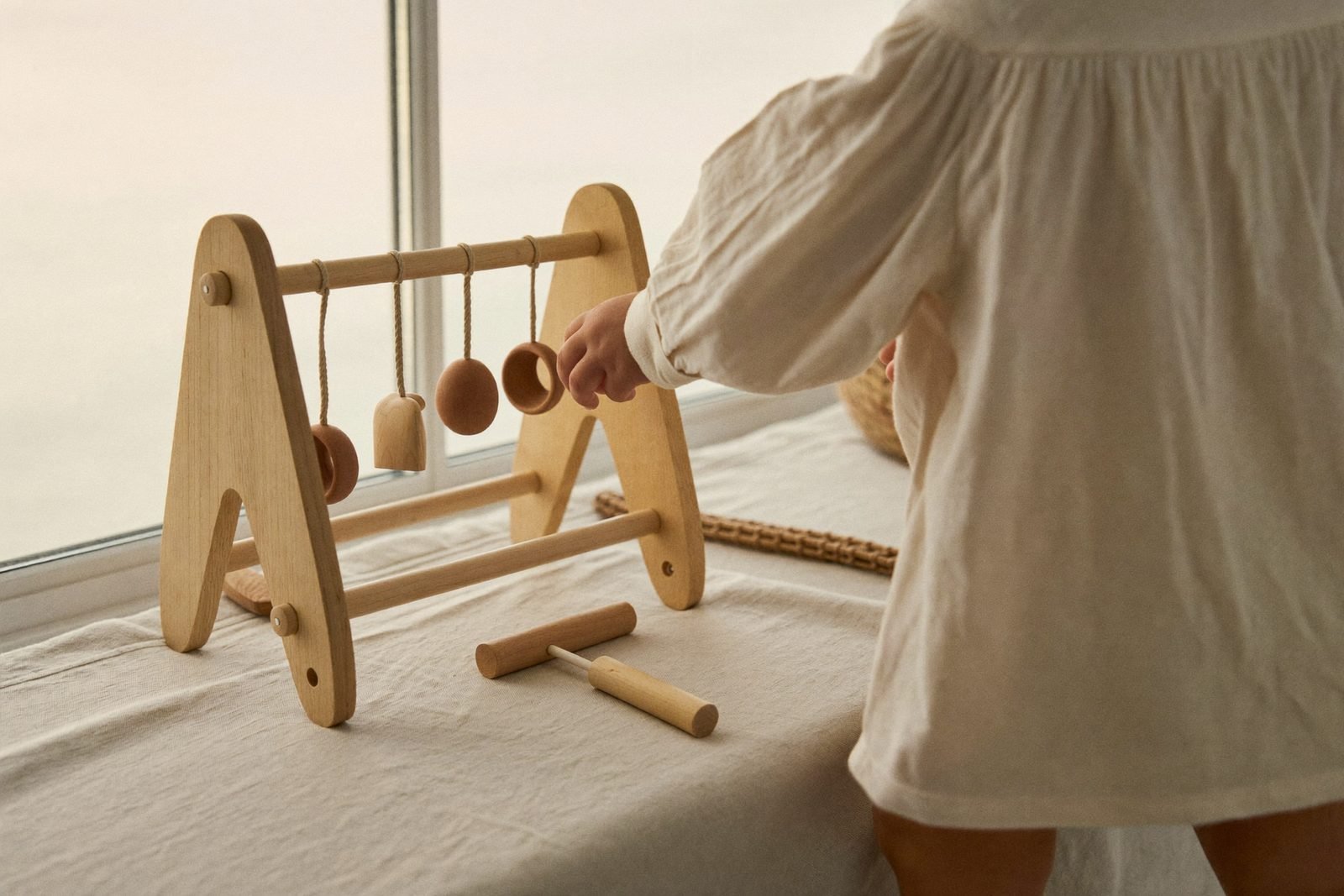 Deux jouets en bois posés côte à côte sur une table claire, pour comparaison