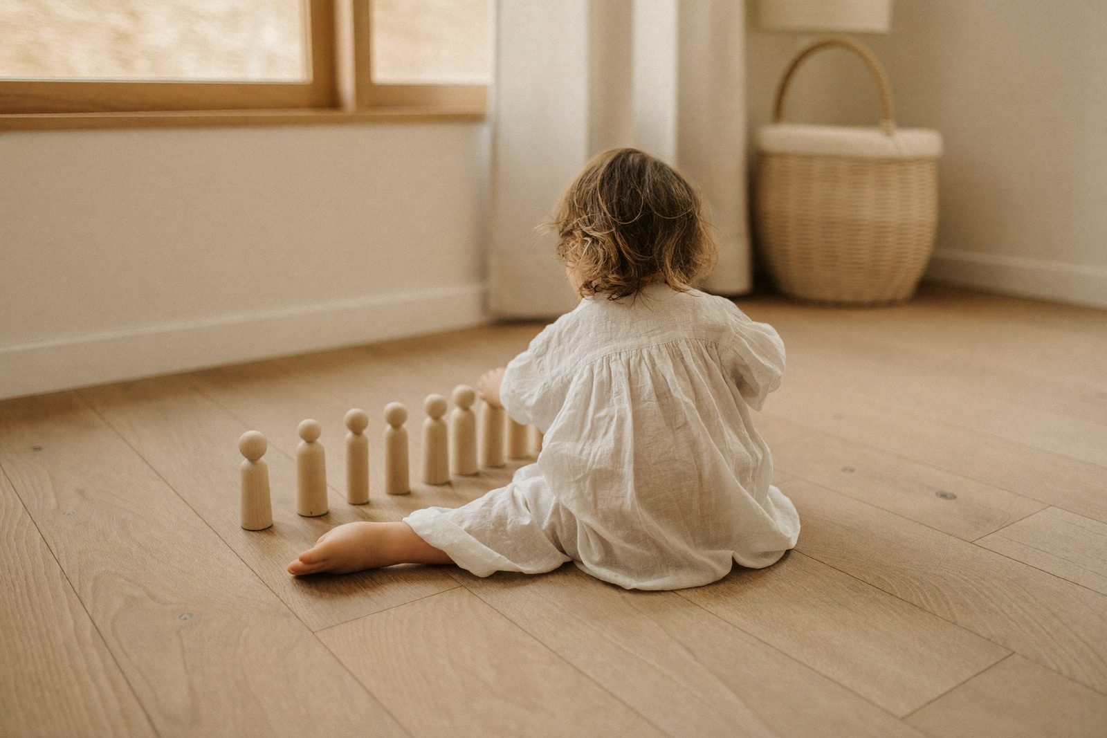 Étagère où chaque objet a une place précise, marquée par un contour