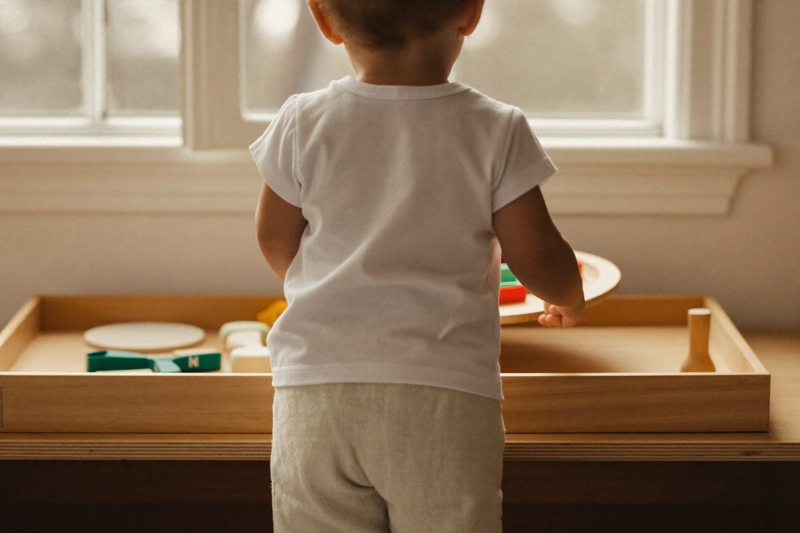 Étagère Montessori à trois niveaux, six plateaux d'activités espacés