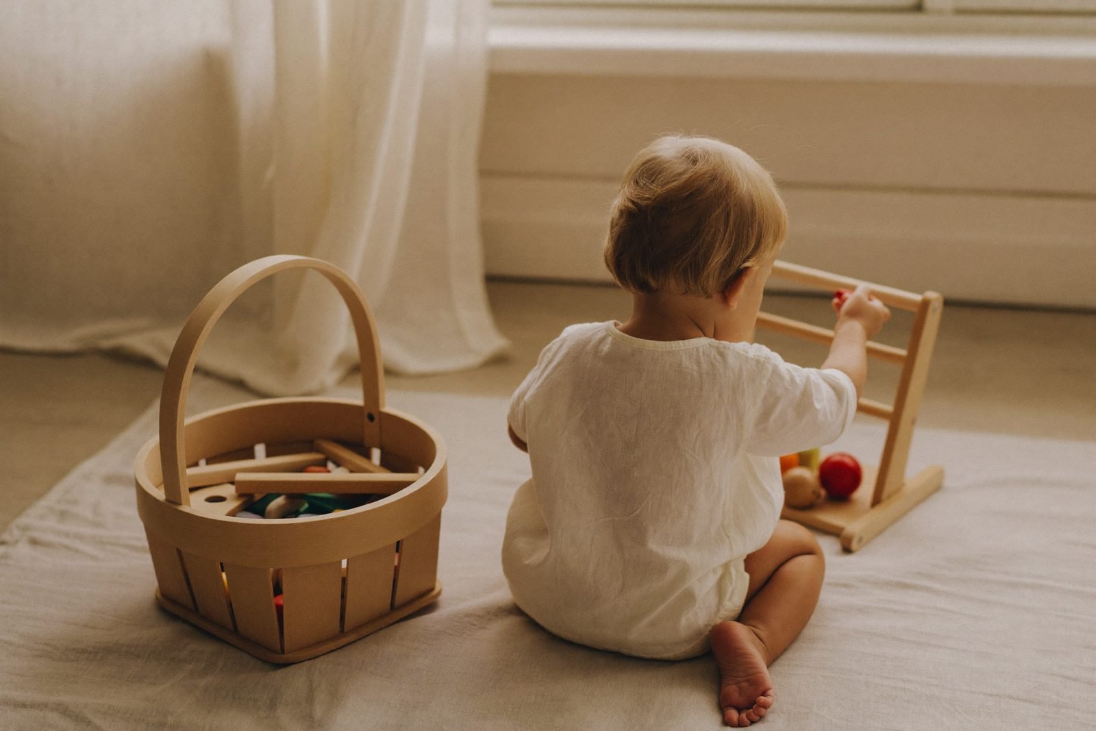 Enfant assis seul sur un tapis, absorbé par une activité de construction