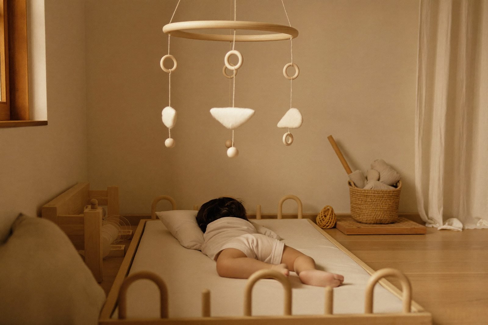 Espace nido avec tapis au sol, miroir horizontal et barre de préhension